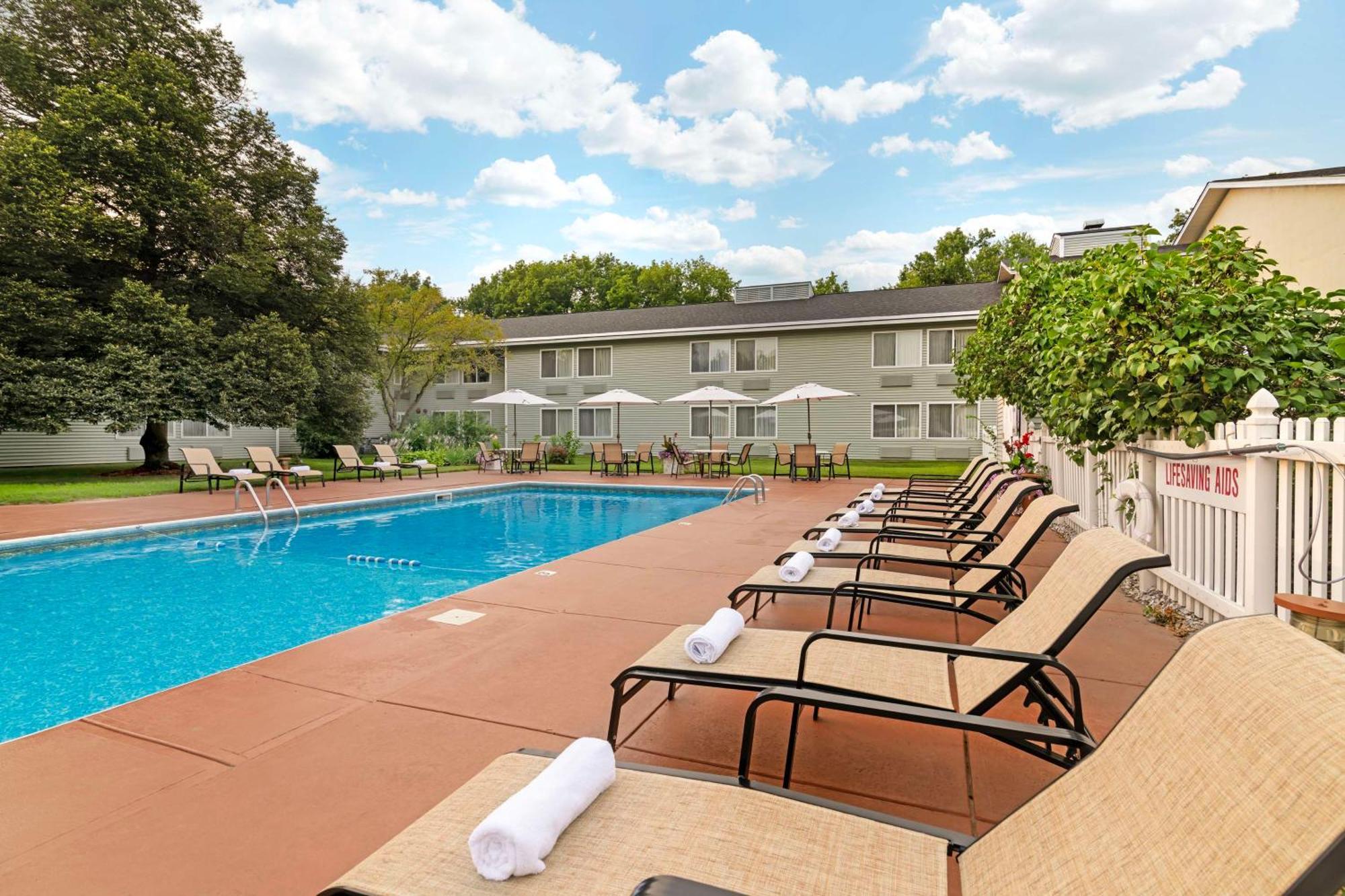 Best Western Plus Windjammer Inn & Conference Center Burlington Ngoại thất bức ảnh